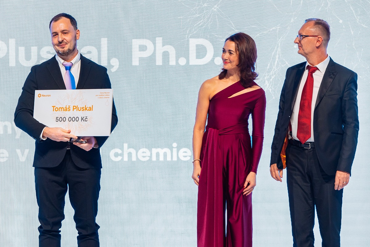 Nadace Neuron (@nadaceneuron) on Twitter photo 🧠 <a href="/tomas_pluskal/">Tomáš Pluskal</a>, laureát Ceny Neuron z ÚOCHB, s kolegy z ČVUT vyvinul ChatGPT pro chemii! DreaMS odhaluje neznámé molekuly v přírodě. Objev urychlí vývoj léků a pesticidů! 🧠 <a href="/tomas_pluskal/">Tomáš Pluskal</a>, laureát Ceny Neuron z ÚOCHB, s kolegy z ČVUT vyvinul ChatGPT pro chemii! DreaMS odhaluje neznámé molekuly v přírodě. Objev urychlí vývoj léků a pesticidů!