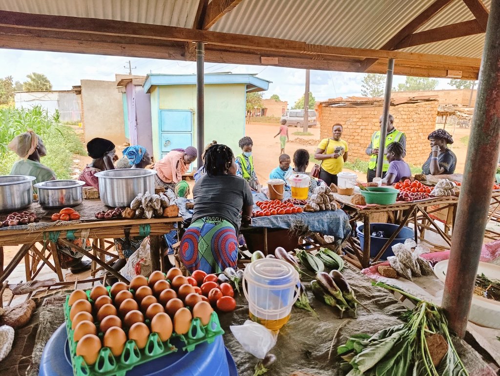 Safety first! 🛑 Brief, targeted sensitization meetings are underway with market vendors along the #KobokoYumbeMoyo Road corridor. Ensuring that these vendors understand construction zone risks together with road safety risks is vital for their daily safety. A key initiative