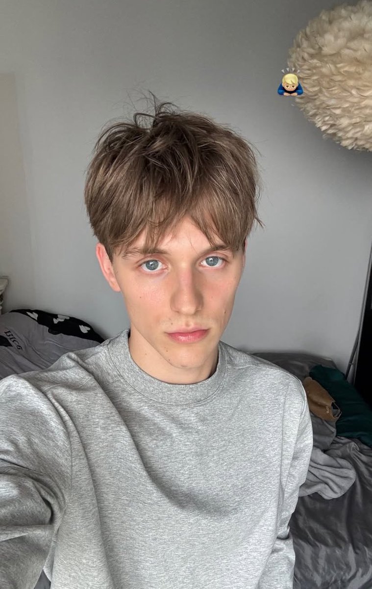 /ยืนอาบแดดข้างหน้าต่าง