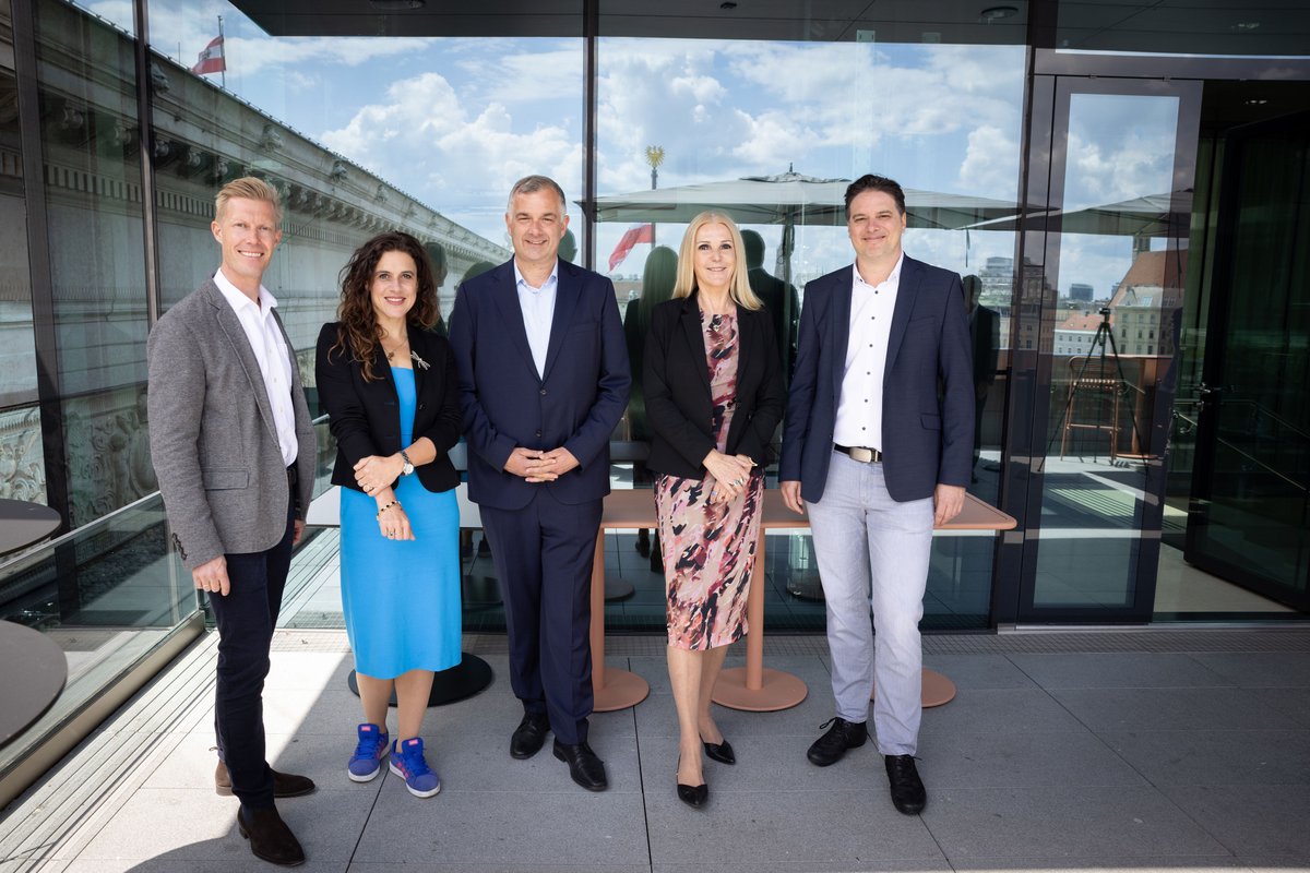 E-Commerce schafft 13,1 Mrd. € an #Wertschöpfung und 250.000 #Jobs in Österreich - das zeigt unsere neue Studie im Auftrag von @Amazon, die gestern offiziell im Rahmen einer Podiumsdiskussion im <a href="/OeParl/">Parlament Österreich</a> präsentiert wurde.

Zu den Ergebnissen:📊 ecoaustria.ac.at/e_commerce_oes…