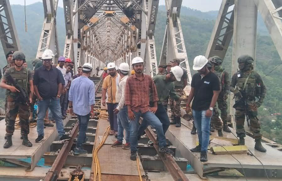OneNortheast's tweet photo. Historic feat! 🇮🇳🚄 #IndianRailways places the final span on the world’s tallest railway pier bridge at Noney, #Manipur. Engineering marvel redefining connectivity in the Northeast! 🌉👏 #TransformingIndia https://t.co/UiPLlJhtm6