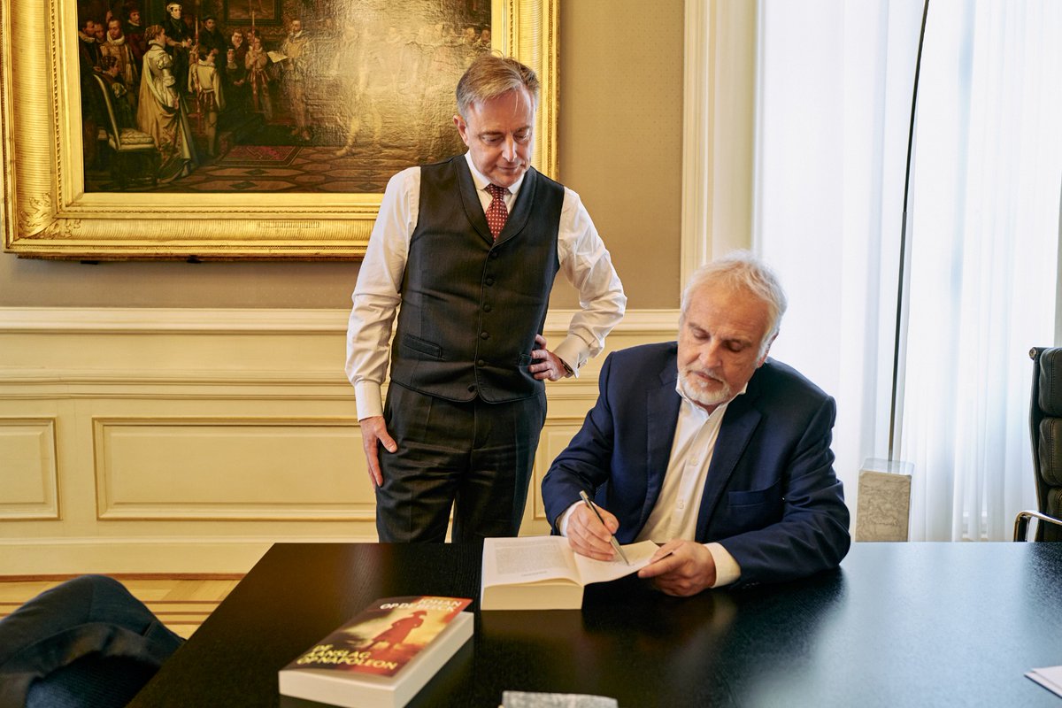 Bart_DeWever's tweet image. Hoog bezoek in de 16. @JohanOpdeBeeck overhandigde mij persoonlijk zijn nieuwste boek. "De aanslag op Napoleon" is een uitstekende zomerthriller voor al wie - net zoals wij - gefascineerd is door de Franse generaal die alles scheen te hebben, en uiteindelijk alles verloor.
Ik…