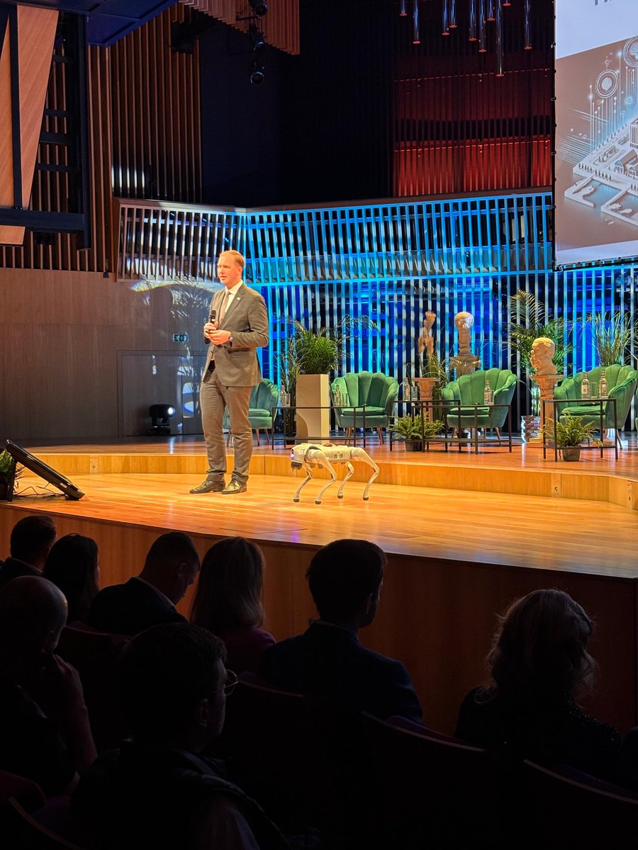 Šodien Ventspilī atklājot Kurzemes biznesa forumu, uz mākslīgā intelekta skatuves nebiju viens, blakus suns vārdā Rex! MI un digitalizācija jau ir uzņēmumu ikdiena, esam gatavi sniegt atbalstu arvien jaunu rīku integrēšanai darba procesā.