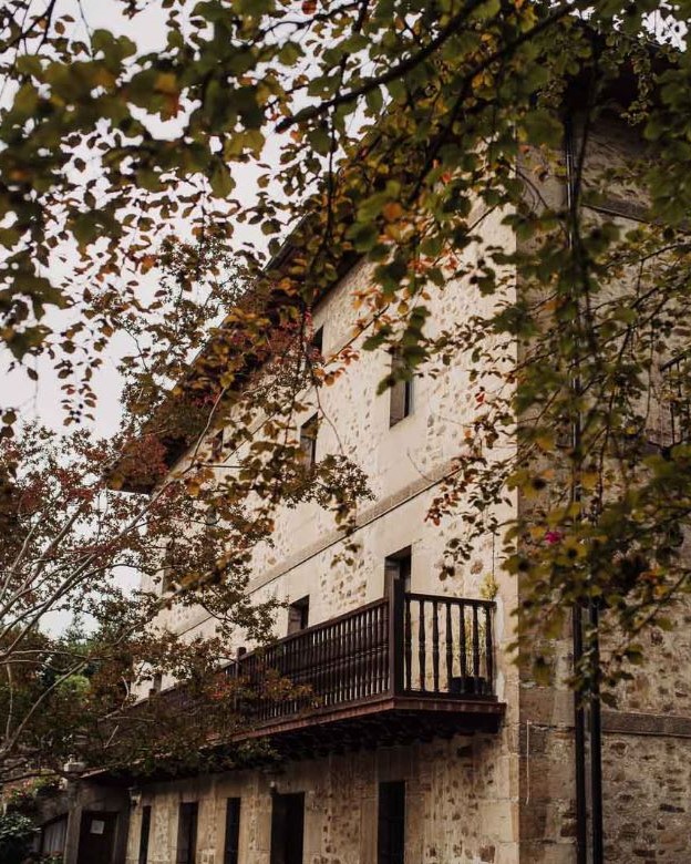 PalacioMolinar's tweet photo. La piedra antigua, historia en cada detalle, y un balcón que invita a imaginar momentos...
Aquí cada boda se vive con alma, encanto, y esa magia difícil de explicar.

Si sueñas tu boda con un estilo totalmente diferente, este podría ser tu lugar.

#PalacioElMolinar #BodasBilbao https://t.co/g5tpPESDCF