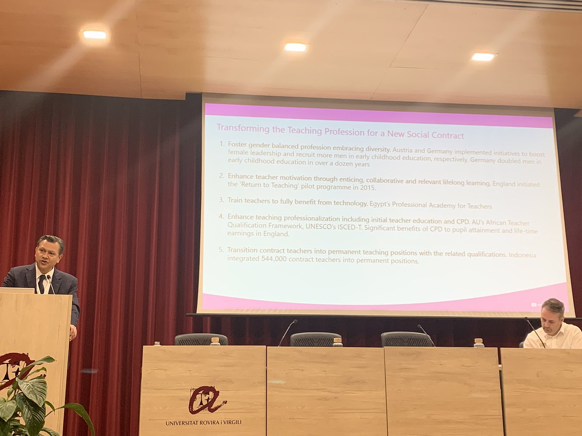 DemirbasNazli's tweet image. How do countries respond to teacher shortages politically? 1st plenary by Carlos Vargas @ATEE_Brussels @argeturv @universitatURV #atee2025
