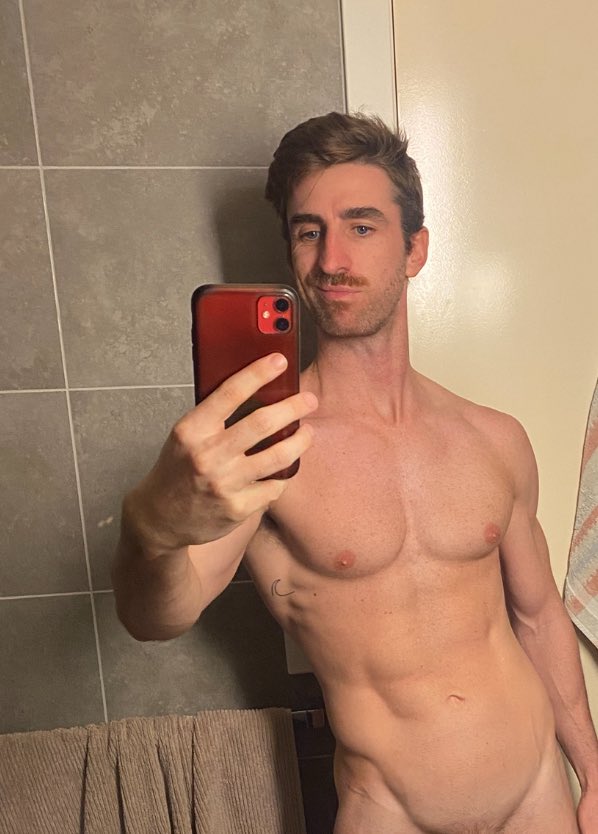 sidehustle15's tweet image. Just a homo bro with a mo 👨🏻