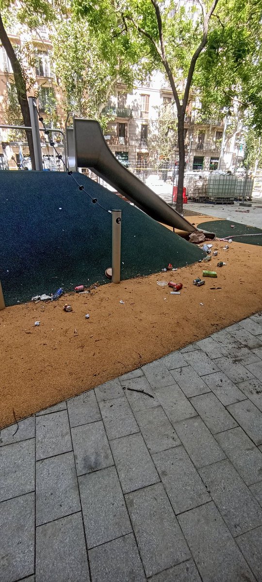 avivirqueson4's tweet photo. A 3 dies per inaugurar la Ronda
1:30 de la nit i Sant Antoni ja fa fàstic.
El nou parc convertit en un abocador abans d’obrir.
Brutícia, vandalisme i deixadesa absoluta,on estan las sancions??
@bcn_ajuntament, @BCNneteja, @GuardiaUrbana: esteu dormint?
#SantAntoni  #incivisme https://t.co/fBKYBoNSaf