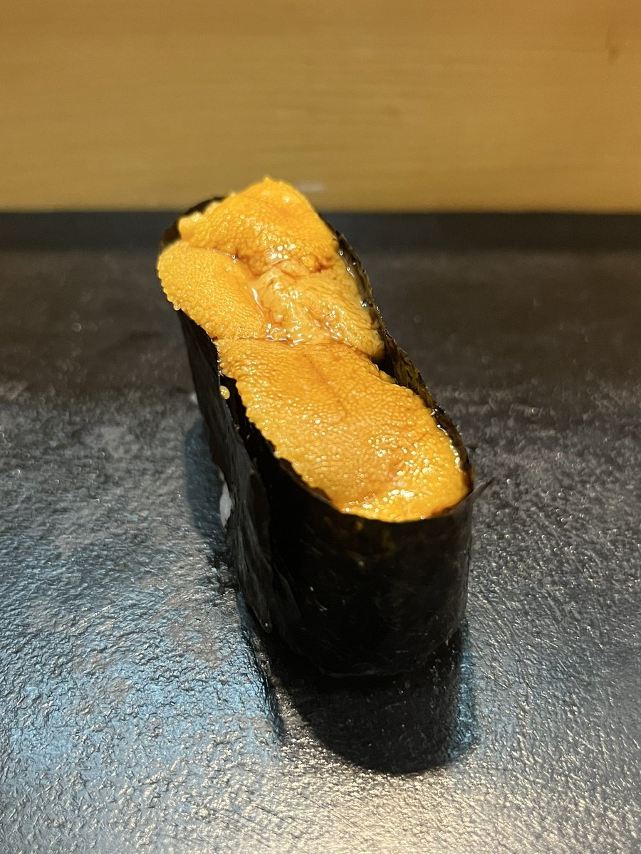 CXOBANK's tweet image. 待ちに待った夜ごはん。ここは宮城県石巻市にあるコスパ最強の某寿司店。金華握り2,970円を注文。すると8貫＋鯨の刺身まで。ほぼ全て地元のネタ。中でもシャコ（オス）とミョウバン無添加ムラサキウニは寿司屋の私も脱帽レベル。我慢できず更に石巻産シャコと石巻産赤貝を追加。追加のシャコを子持ち（…