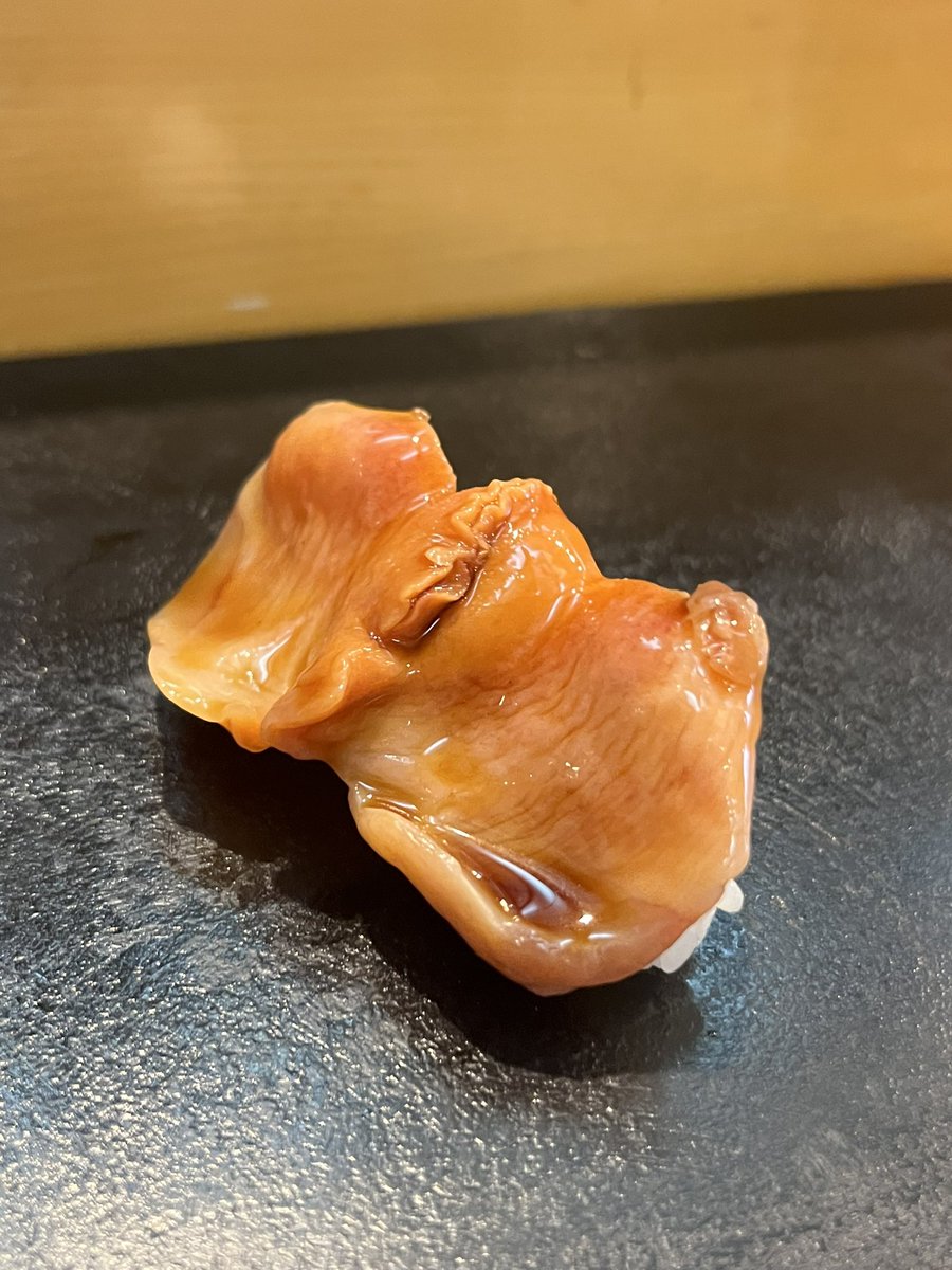 CXOBANK's tweet image. 待ちに待った夜ごはん。ここは宮城県石巻市にあるコスパ最強の某寿司店。金華握り2,970円を注文。すると8貫＋鯨の刺身まで。ほぼ全て地元のネタ。中でもシャコ（オス）とミョウバン無添加ムラサキウニは寿司屋の私も脱帽レベル。我慢できず更に石巻産シャコと石巻産赤貝を追加。追加のシャコを子持ち（…