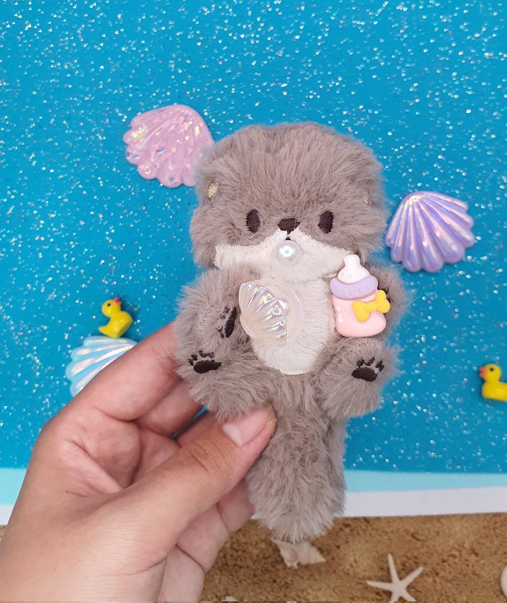 RT
오늘은 세계수달의날이래요~!!!

저도 업혀서 자랑하기
이런저런 사연으로 아기해달 달롱이지만
사실 거슬러 올라가면 핏줄은 수달인
출생의 비밀을 가진 해달입니다

동화일러레 직업병으로인해 인형들이 어쩌다보니 다 숨은 히든 스토리가 있어요ㅋㅋㅋ 언젠가 풀 수 있음 좋겠네요