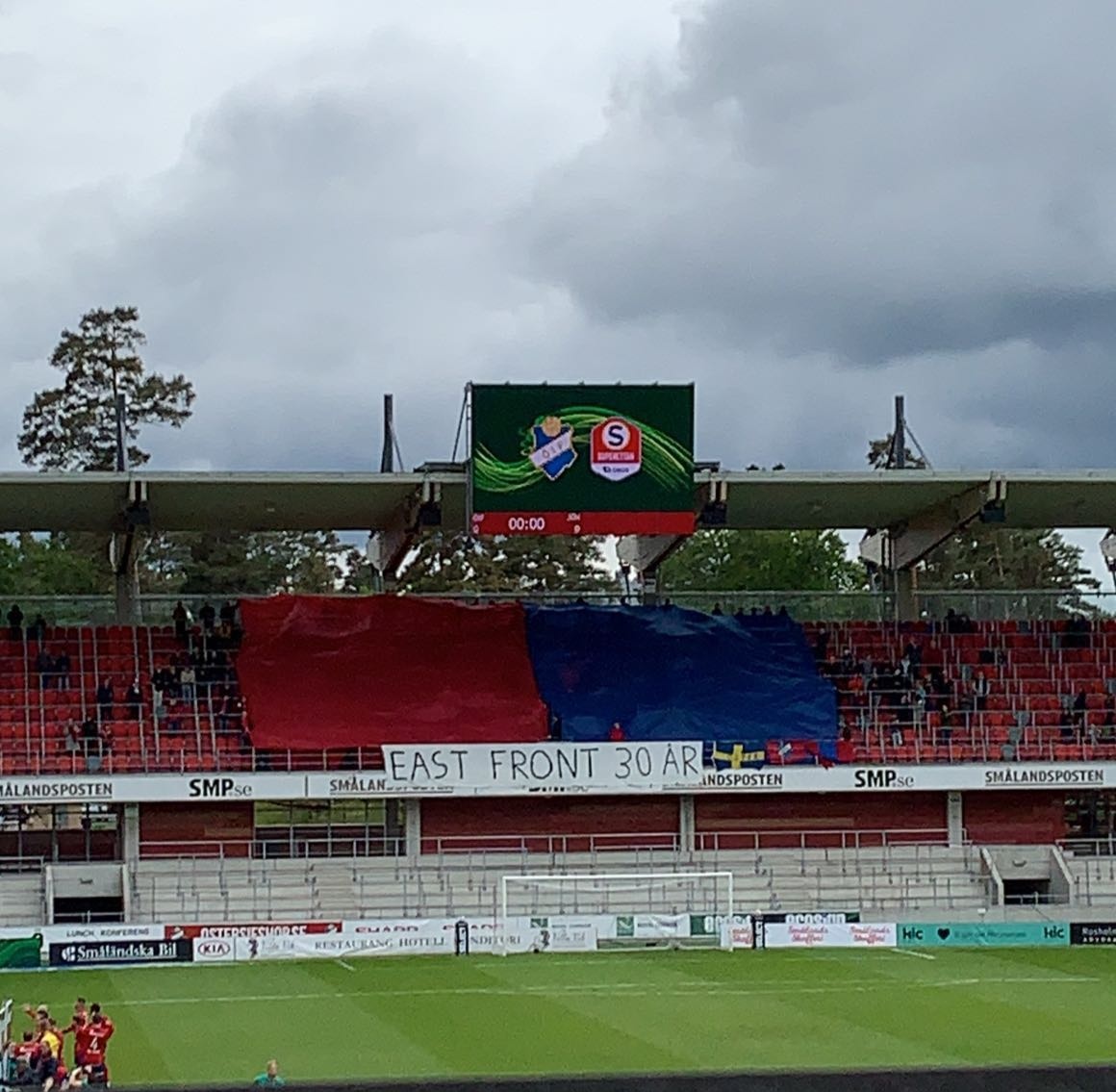 Idag är det tre år sedan J-Södra mötte Öster i Superettan. East Front firade 30 år och har fortfarande inte åkt fast för det där tifot.