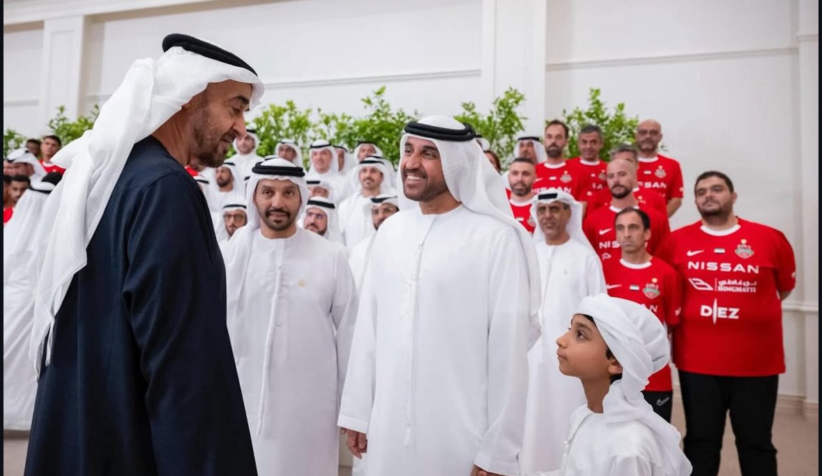 صاحب السمو رئيس الدولة "حفظه الله" 
يستقبل فريق شباب الاهلي بطل الرباعية التاريخية 

#محمد_بن_زايد 
#رئيس_الدولة
#شباب_الأهلي