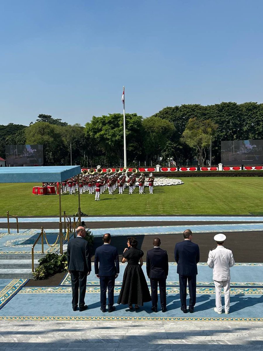 Thani Mohamed-Soilihi (@tmohamedsoilihi) on Twitter photo La visite d’Etat en Asie du Sud-Est se poursuit aux côtés d’<a href="/EmmanuelMacron/">Emmanuel Macron</a>, désormais en #Indonésie 🇮🇩
Cette visite d’État permet d’ancrer notre partenariat stratégique dans la durée et de diversifier nos secteurs de coopération.
Après avoir participé aux côtés du Président à La visite d’Etat en Asie du Sud-Est se poursuit aux côtés d’<a href="/EmmanuelMacron/">Emmanuel Macron</a>, désormais en #Indonésie 🇮🇩
Cette visite d’État permet d’ancrer notre partenariat stratégique dans la durée et de diversifier nos secteurs de coopération.
Après avoir participé aux côtés du Président à
