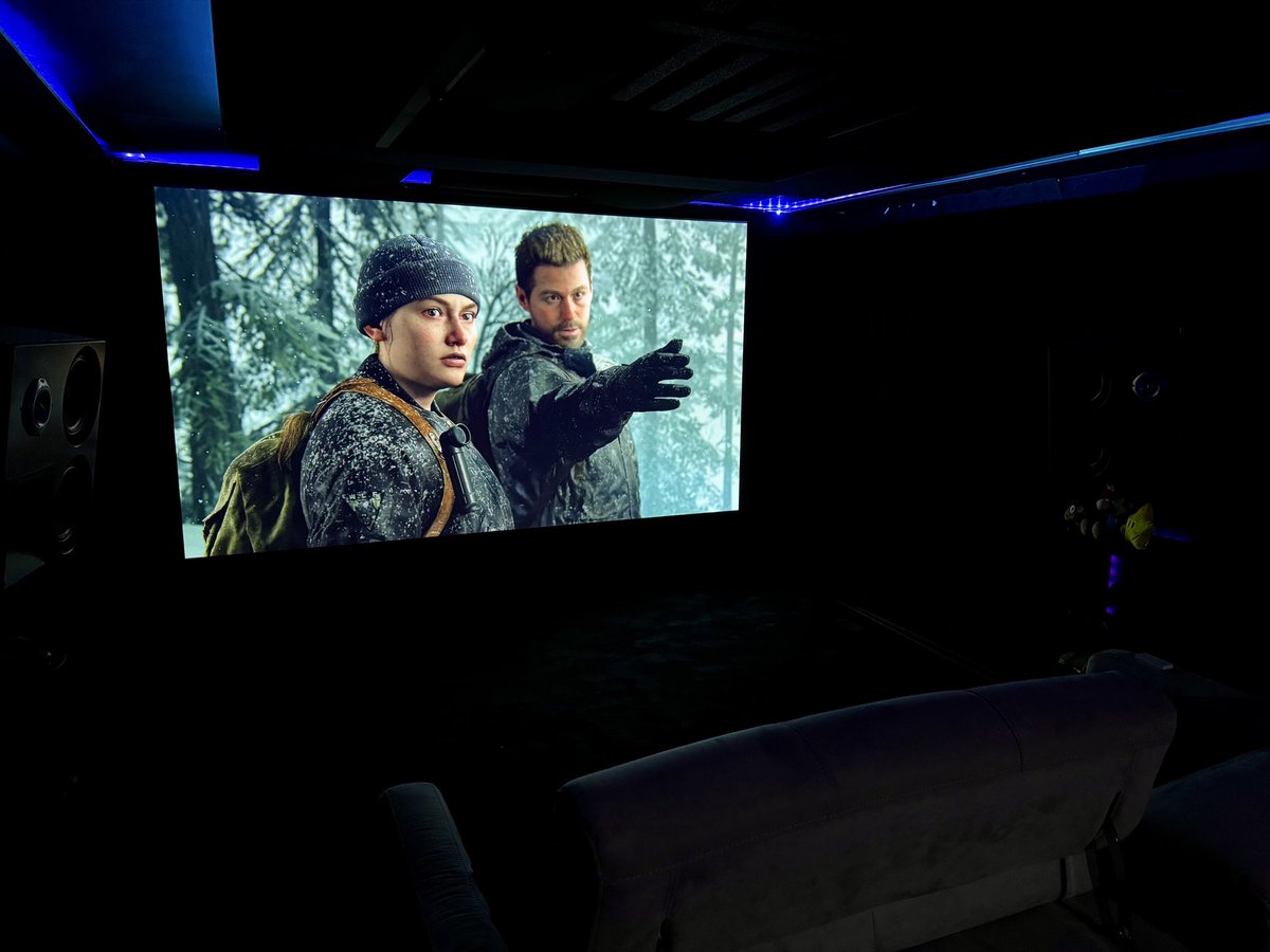 Hier soir, on a fini la S2 de TLOU. Toujours aussi fidèle au jeu avec quelques twists différents intéressants et quelques développements inédits. Le meilleur épisode était pour moi, de loin, le 2ème. Quel tension de ouf ! 

Qualité de l'image et du son au top avec une VO Atmos