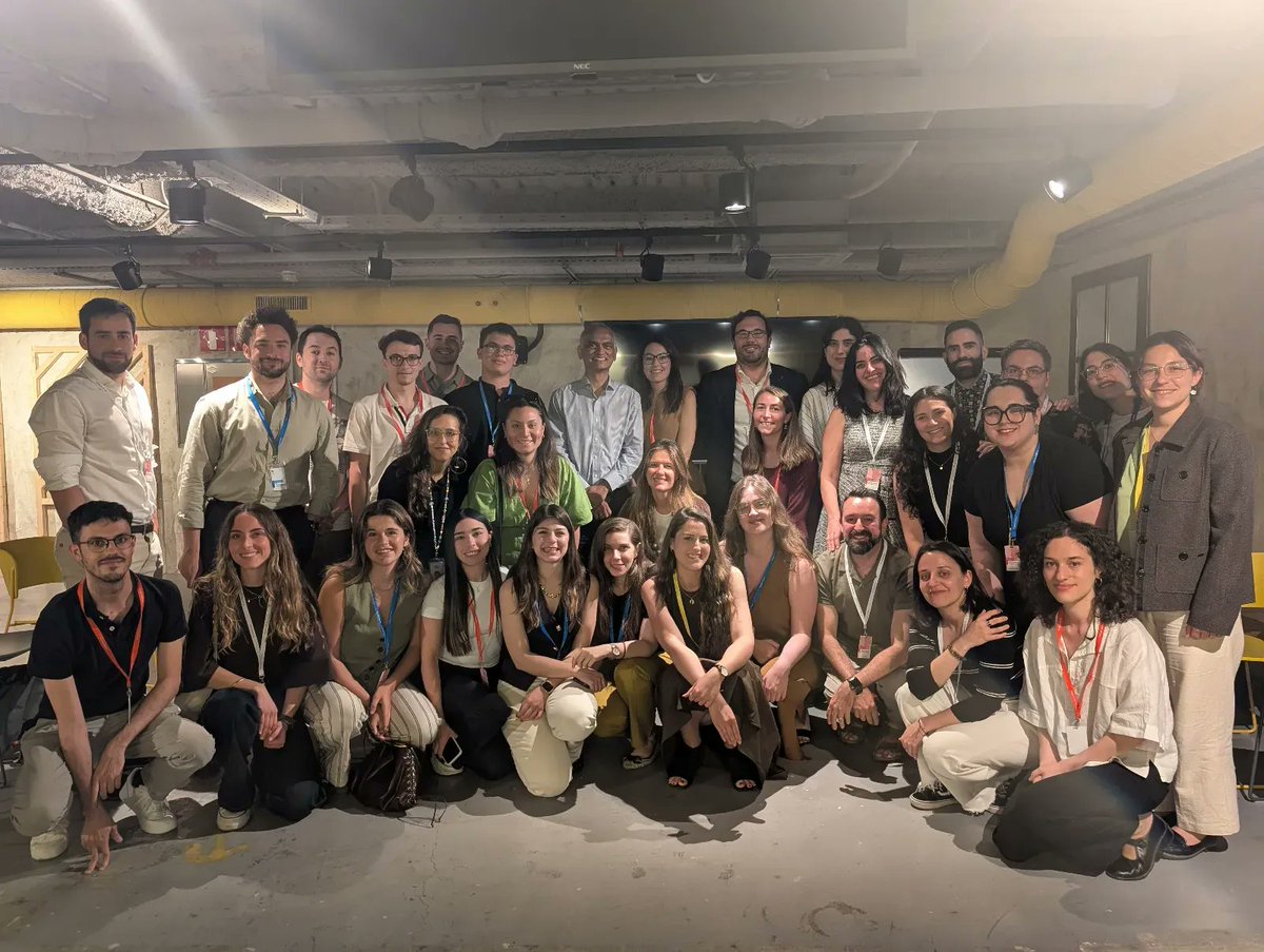 GoogleES's tweet image. ¿Cómo evoluciona la relación entre la Gen Z y la información? 🤔 Pandu Nayak, VP de Google Search, conversó con jóvenes españoles sobre sus hábitos, retos y nuevas formas de acceder a la información. Una charla impulsada junto a @Cotec_Innova 👇