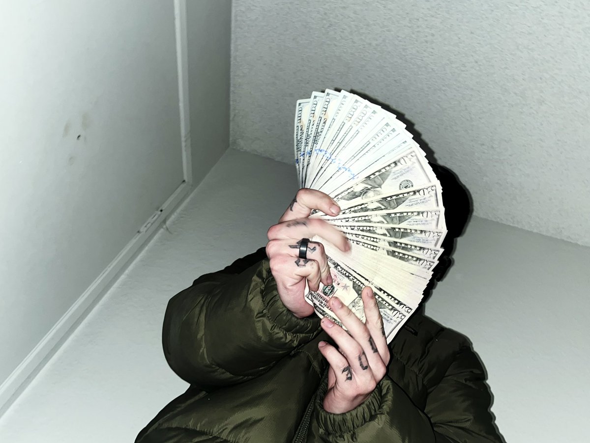 infinityeatsass's tweet photo. sleep on my money so idontfeelalone https://t.co/SDAMOD3Spz