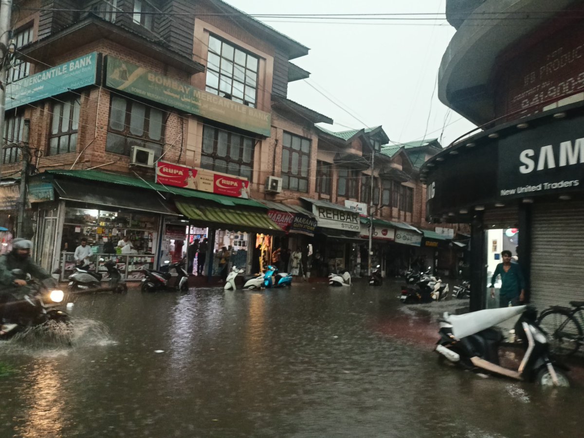 KashmirLife's tweet image. Torrential Rains Lashed Srinagar, Disrupted Daily Life

A heavy downpour swept through #Srinagar, bringing thecity to a standstill as #waterlogged streets and #traffic disruptions caused widespread chaos. See the scenesfrom a #raindrenched day in the city.