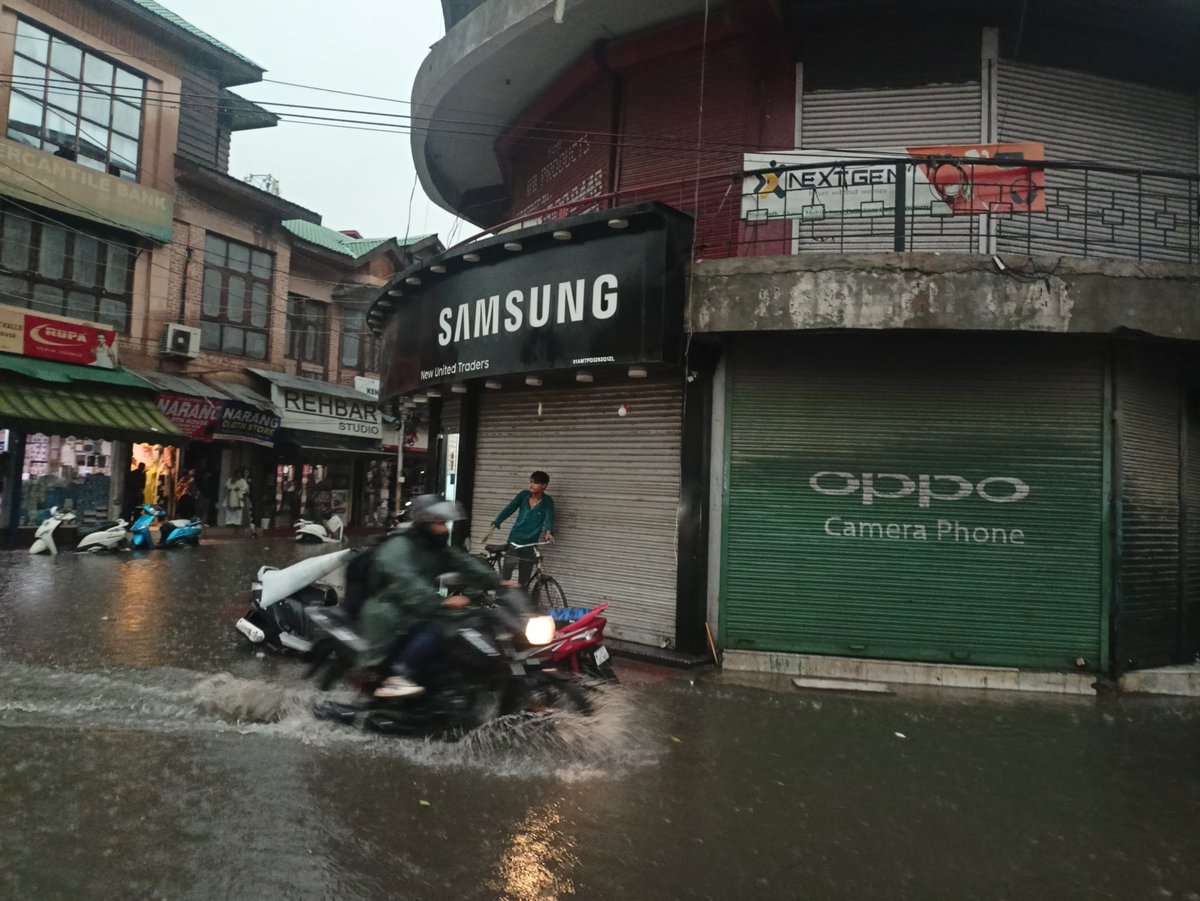 KashmirLife's tweet image. Torrential Rains Lashed Srinagar, Disrupted Daily Life

A heavy downpour swept through #Srinagar, bringing thecity to a standstill as #waterlogged streets and #traffic disruptions caused widespread chaos. See the scenesfrom a #raindrenched day in the city.