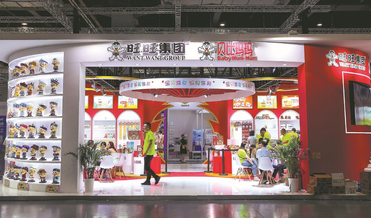 investing_china's tweet photo. Chinese beverage and snack brands like #Eastroc and Chi Forest are accelerating their overseas expansion by focusing on localization and respect for local consumer habits. With major investments such as Eastroc's $200 million manufacturing and logistics hub near Jakarta and co-branded launches by Chi Forest in Indonesia, these companies aim not just to export products, but to co-create something that works for that local market. #InvestinChina #IndustrialTrends #GoingGlobal #ChineseBrands #GlobalExpansion #FoodAndBeverage https://t.co/iExUGUPWnL