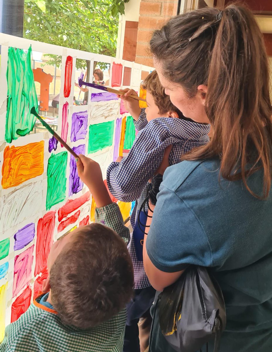 Quina tarda tan màgica! ✨
Els nens i nenes d’I4 hem viscut una experiència preciosa amb les nostres famílies 💕Hem compartit tot el que hem après sobre l’artista Paul Klee, i junts hem creat, experimentat i gaudit de l’art 🎨🖌️.Moments plens de colors, somriures i molta emoció!