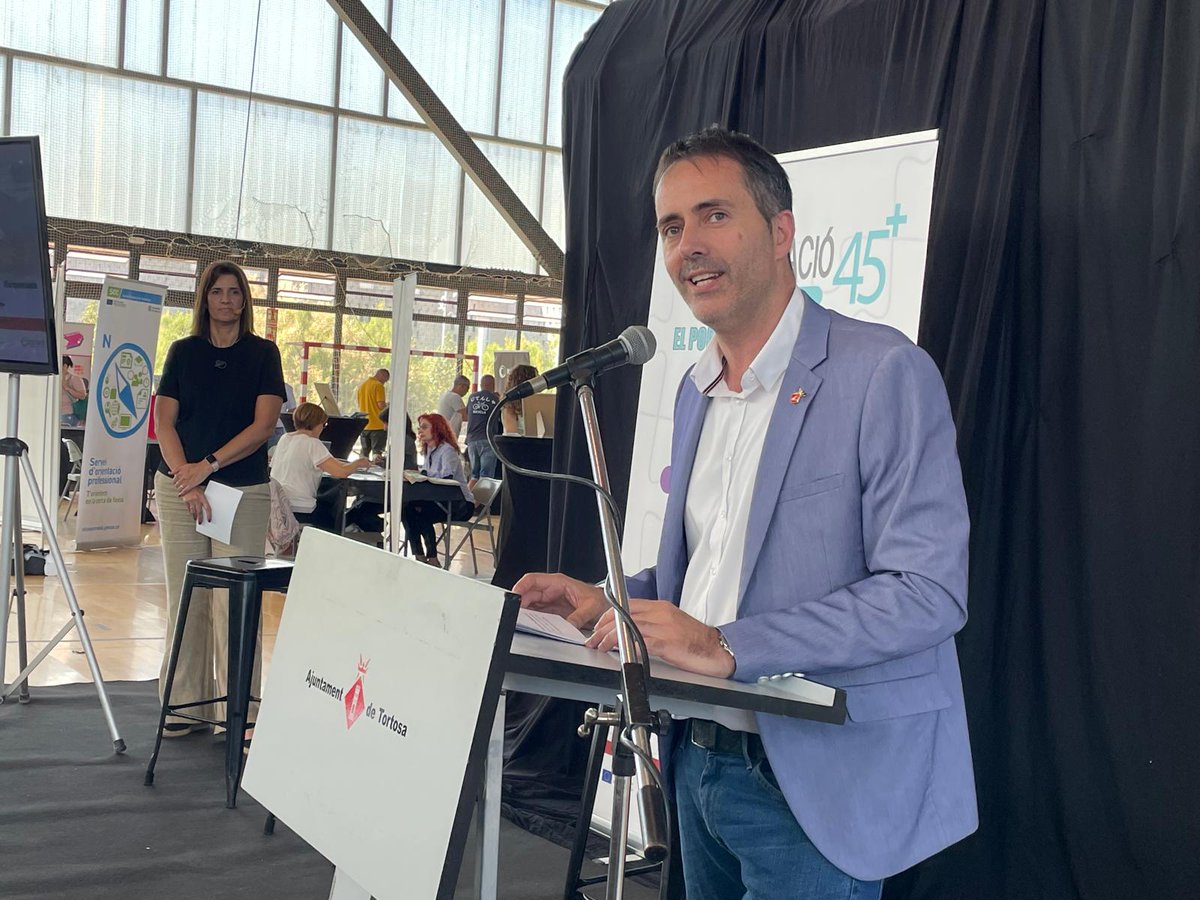Avui celebrem la II Fira d'Ocupació 45+ amb moltes empreses que ofereixen treball a persones de més de 45 anys per la inserció laboral. Hem comptat amb Fernando Romay, ex jugador professional de bàsquet, per impartir una conferència sobre el poder de reinventar-se.<a href="/cambratortosa/">Cambra Tortosa</a>