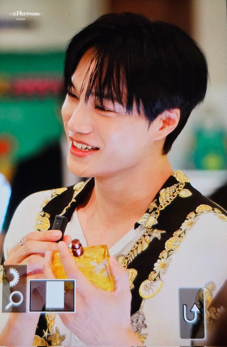 250528 베르사체 향수 팝업 #엑소카이 #카이 #KAI #종인 

향수도 칙칙 뿌려주고 인터뷰도 하나 하나 정성스럽게🥹 중간에 대사 틀려서 웃어버렸는데 너무 귀엽잔아,,,