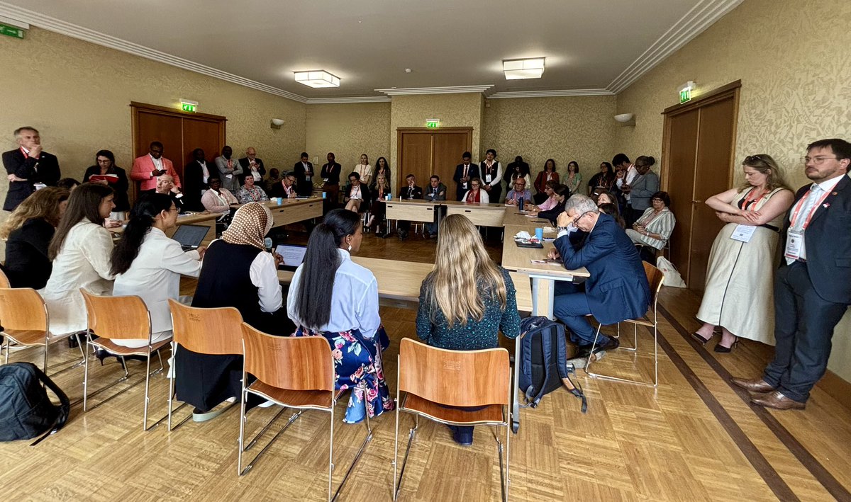 Standing room only at 92nd #WOAHGS ICFAW’s icfaw.org side event ‘Improving #AnimalWelfare to reduce the need for antimicrobials in #farming’ with an excellent panel and questions from delegates from every continent 🌎🌍🌏 #AMR #OneHealth