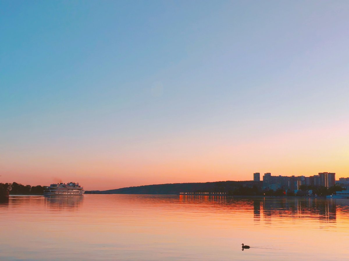 Всё чаще задумываюсь что в Тольятти так то ахуенно... Да, сам город средней паршивости, но природа меня просто поражает.
Буду жить на берегу без тревог и бед...