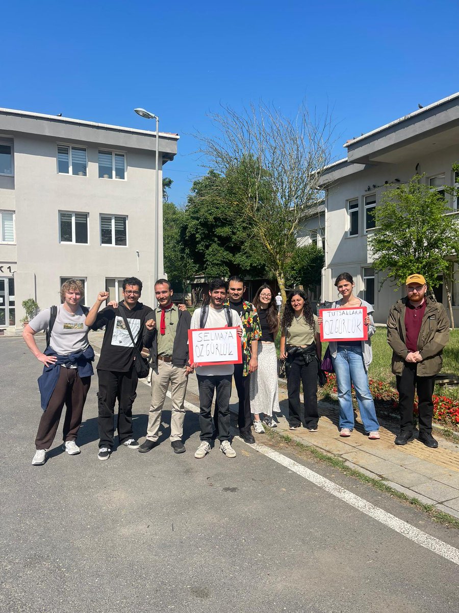 butikboun's tweet image. Tarih bölümünden tutuklu arkadaşımız Selma&apos;yı gireceği sınav öncesi karşıladık. 
Eğitim hakkı gasp edilen başta bölümdaşlarımız Selma ve İdil olmak üzere bütün tutuklu arkadaşlarımıza özgürlük!