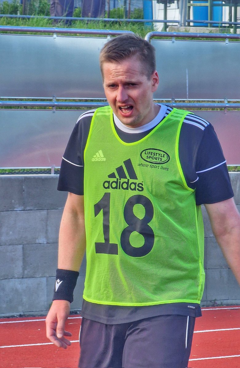 Každopůlroční rozhodcovská piškuntálie na oválu  - Fyzičky Rozhodčích <a href="/fotbalpraha/">fotbalpraha</a>

75m sprint á 15s, 25m chůze..  a tohle 40x.

Má to simulovat pohyb rozhodčích na hřišti.  Leckde to simuluje spíš astmatické stavy :D

Ale máme to, s prstem v nose :P