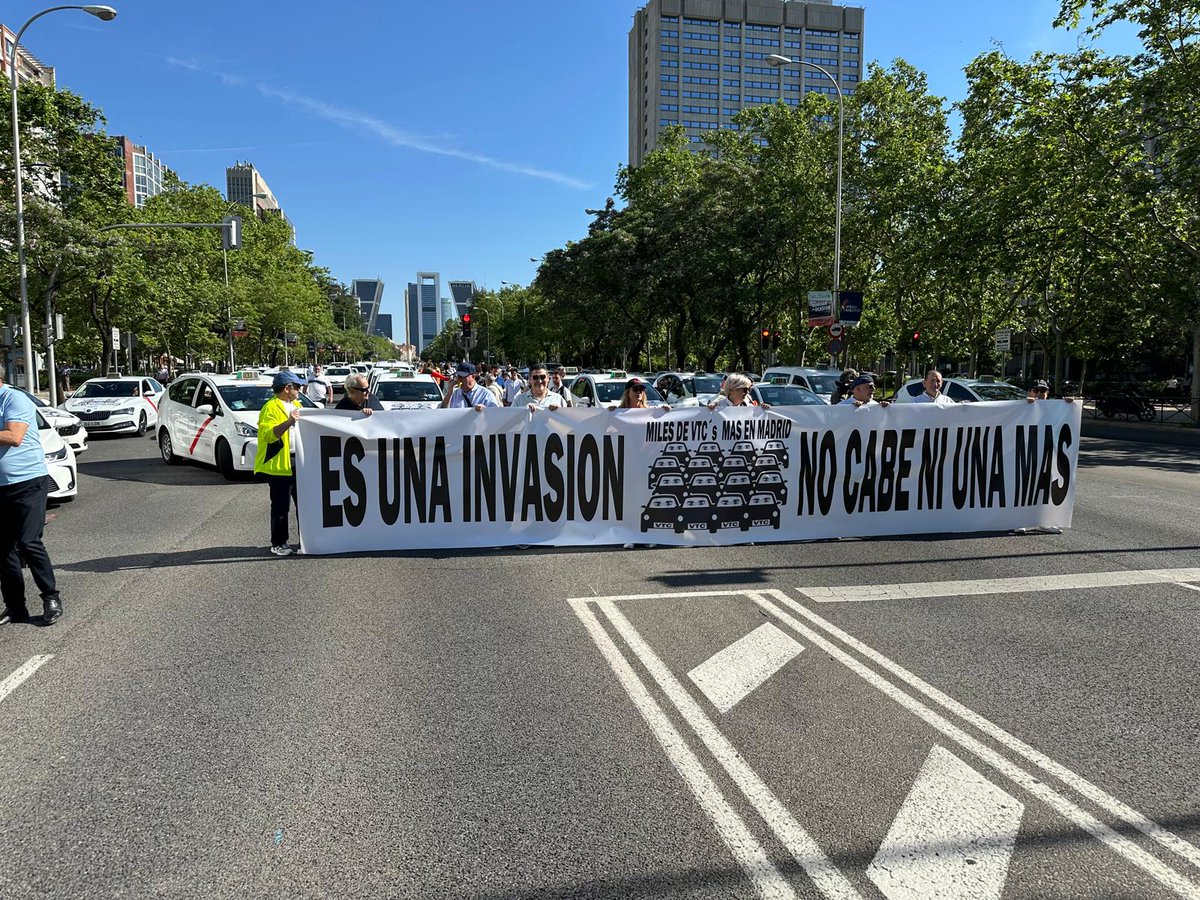Una vez más, Federación liderando el sector toma la Castellana junto a miles de compañer@s para denunciar el atropello que va a perpretar la <a href="/ComunidadMadrid/">Comunidad de Madrid</a> 
#28Mayo #TaxiEnlucha #NOmasVTC