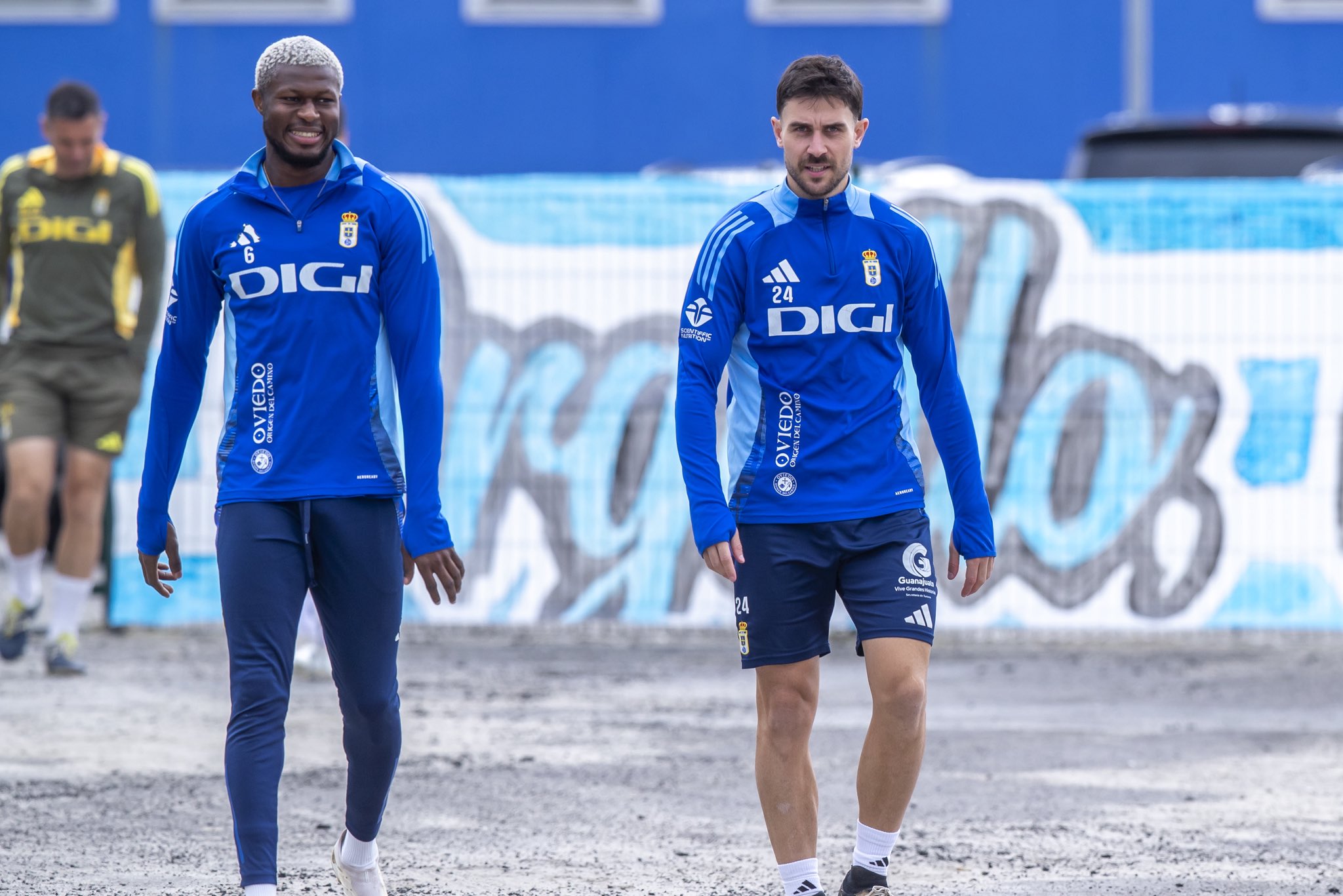 Kwasi Sibo y Lucas Ahijado antes del entrenamiento del miércoles. Fuente: Real Oviedo. 
