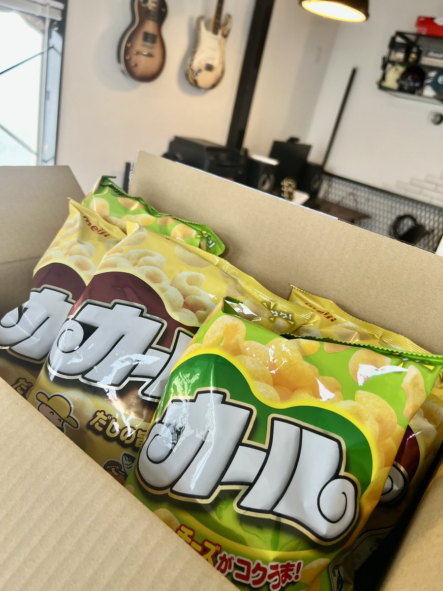 HAL_ROOTS's tweet image. 今週末は運営するサロンのオフ会です。予定が合わず参加出来ないメンバーが《みんなで食べてね》と差し入れを送ってくれました。しかもカール10袋！参加者のみんなといただきます。規模の小さいサロンだけど優しさ溢れるメンバーが集まってくれているのはサロンオーナーとしてとても誇らしいです。