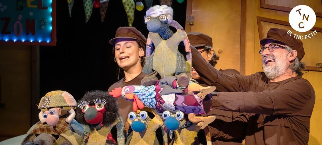 Després de la seva presentació a premsa, el TNC (Teatre Nacional de Catalunya) de Barcelona, sota la direcció de Carme Portaceli, que inclou espectacles familiars i per a joves, a banda de les sessions escolars.
tnc.cat/ca/premsa-25-26