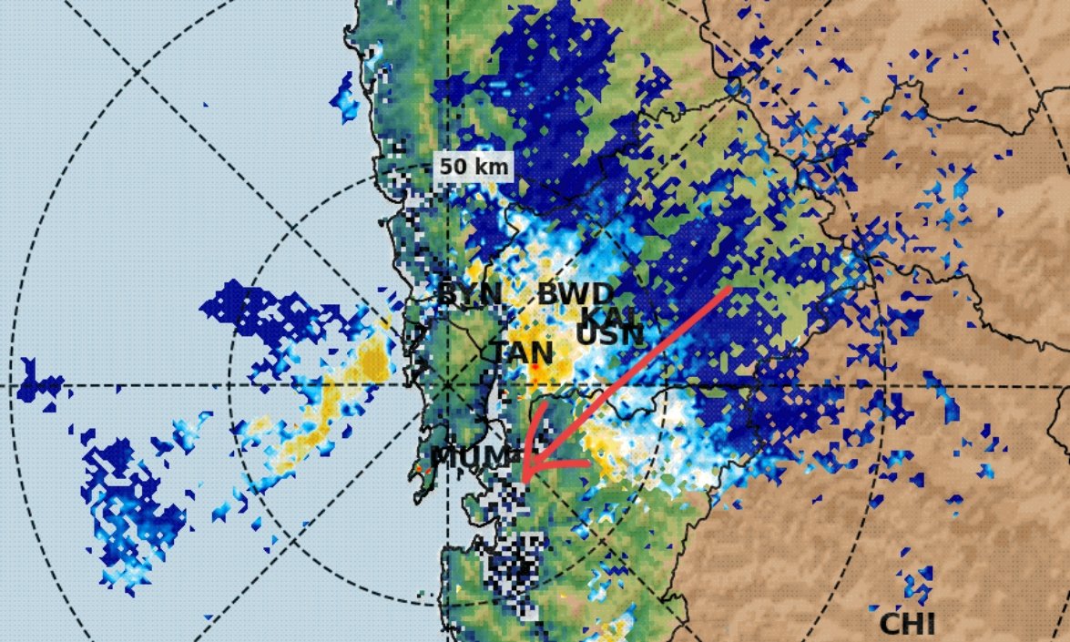shetty_athreya's tweet photo. A patch of moderate to heavy #MumbaiRains with thunder has given some rains over KDMC, now affecting #Thane #NaviMumbai 🌧️

Moving SSW so likely to affect #Mumbai especially eastern suburbs in next hour. https://t.co/5BF4N6MdtM