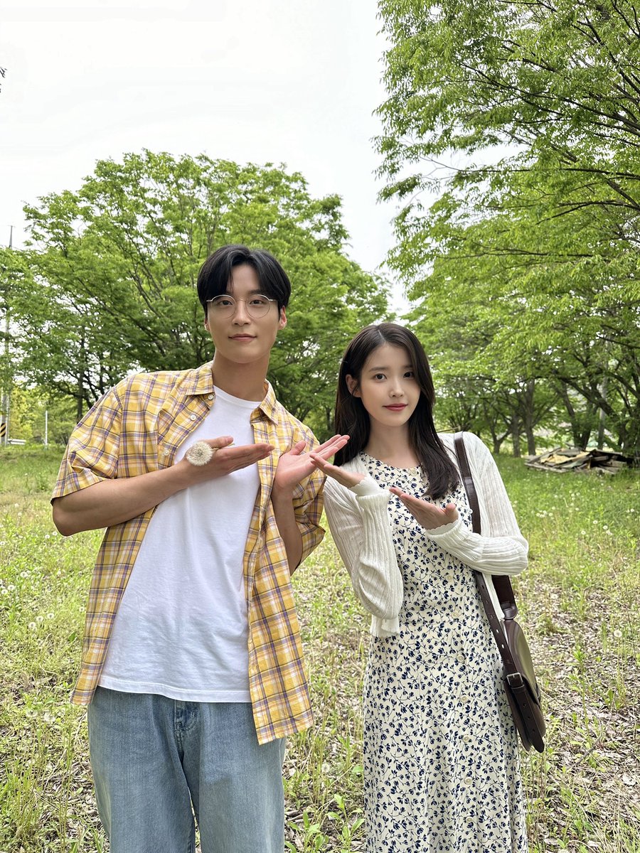 [📷] 
어느 영화와 같은 한 장면 📸
둘의 케미는 💛네버엔딩💚

아이유 [꽃갈피 셋] 'Never Ending Story' MV
🌸 youtu.be/6J9ixwhDYSM

#아이유 #IU
#꽃갈피셋 #KkotGalpi3