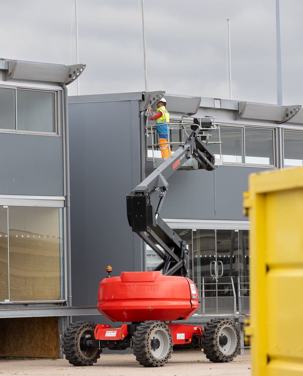 salondubourget's tweet image. Before the planes arrive, the tarmac stars are these guys.
🛻 Cranes, lifts, cherry pickers… No fewer than 300 machines were in motion each day on the Show’s construction site last week.
And this is just the beginning!

📸 : @AntoineDuriv

#PAS25 #ParisAirShow #SiteBuild…