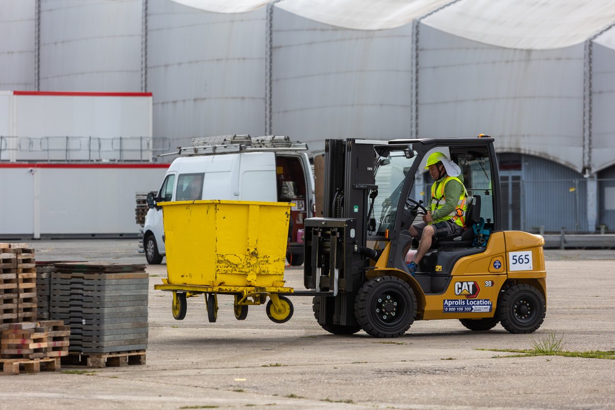 salondubourget's tweet image. Before the planes arrive, the tarmac stars are these guys.
🛻 Cranes, lifts, cherry pickers… No fewer than 300 machines were in motion each day on the Show’s construction site last week.
And this is just the beginning!

📸 : @AntoineDuriv

#PAS25 #ParisAirShow #SiteBuild…