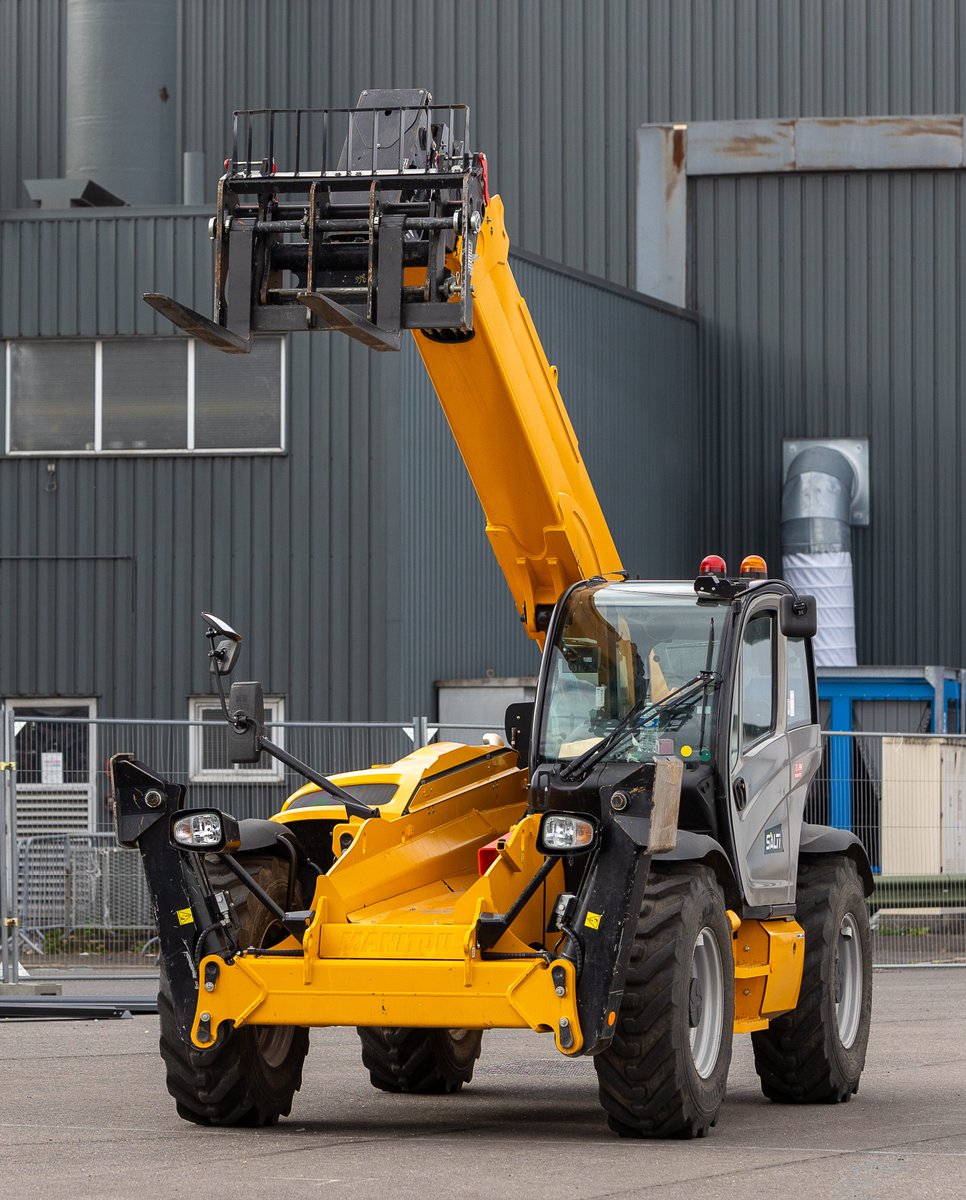 salondubourget's tweet image. Before the planes arrive, the tarmac stars are these guys.
🛻 Cranes, lifts, cherry pickers… No fewer than 300 machines were in motion each day on the Show’s construction site last week.
And this is just the beginning!

📸 : @AntoineDuriv

#PAS25 #ParisAirShow #SiteBuild…