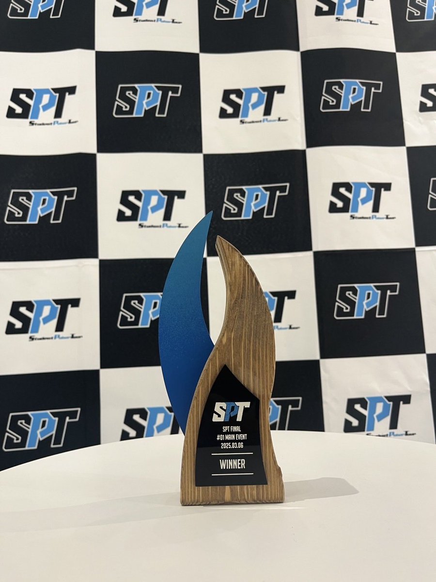 SPT_poker's tweet image. ／
SPTオリジナルトロフィー✨
sponsed by ABSTREEM CREATION
＼
SPTメインイベントでは学生チャンピオンにふさわしいトロフィーを贈呈させて頂きます🔥

デザイナーが手掛ける本格木製トロフィー🏆
（@CarseOne ）
ぜひ当日間近でご覧ください‼️ #SPT