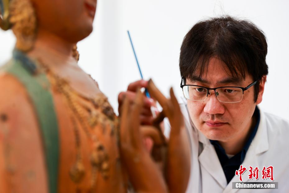 CNTibetNews's tweet image. #Conservators😇
Since its establishment, the Cultural Relics Protection Center of the Qinghai Museum has successfully restored more than 700 invaluable cultural artifacts. Day after day, conservators apply their #masterful #artistry to “revitalize” these ancient #treasures.