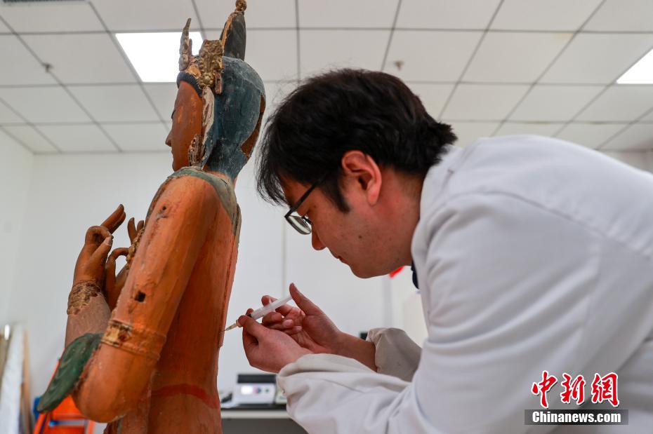 CNTibetNews's tweet image. #Conservators😇
Since its establishment, the Cultural Relics Protection Center of the Qinghai Museum has successfully restored more than 700 invaluable cultural artifacts. Day after day, conservators apply their #masterful #artistry to “revitalize” these ancient #treasures.