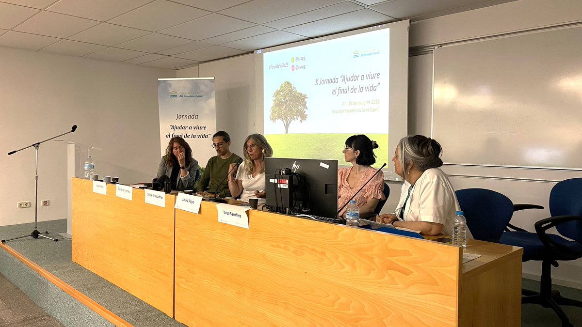 csapg_'s tweet photo. 🟢Comencem el segon dia de la X Jornada Ajudar a Viure el Final de la Vida al @csapg_ amb una taula rodona formada per professionals de diferents #EAPS de Catalunya compartint experiències sobre intervencions en el #dol.

#FinaldeVida25 #FundaciolaCaixa @FundlaCaixaCAT @CatEaps https://t.co/Cs0JUqpKaq