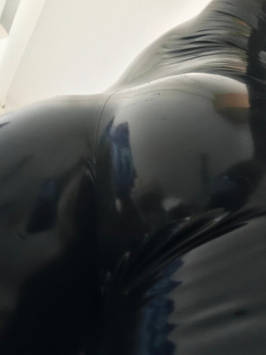 latexze's tweet photo. 即使天很热也不要放弃胶，汗水让乳胶更能和身体融为一体
#latex #rubber #胶衣 https://t.co/QTv3dzV2LM