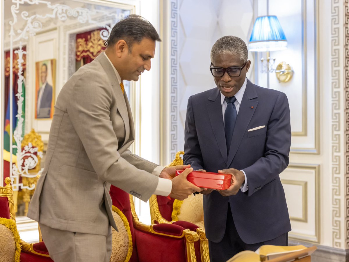 Reçu de Rakesh H. Dudhat, président du groupe indien indien Shree Hari, avec qui nous avons appliqué les prochaines étapes pour l'installation d'une usine de production d'acier en Guinée équatoriale.

 Dudhat m'a également informé de l'intention de ses entrepreneurs