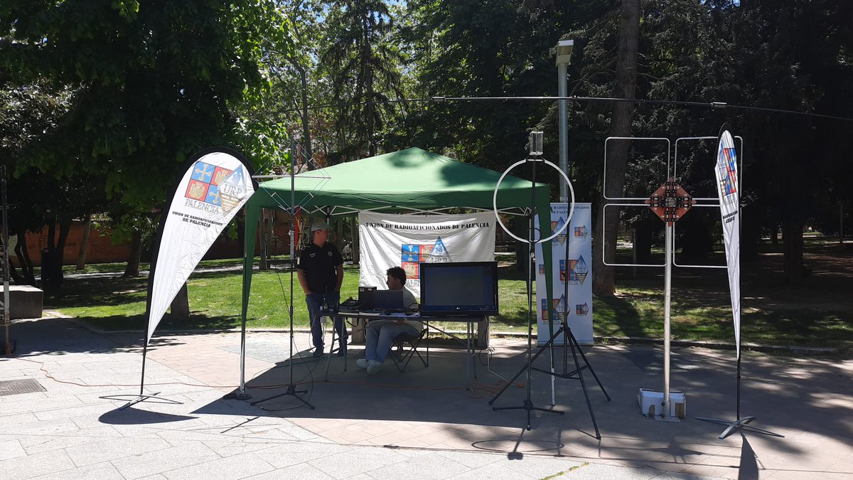 EA1URP's tweet photo. El pasado sábado estuvimos en la Feria de las Asociaciones Palentinas, pasando un buen día y enseñando a la gente lo que es la radioafición. Os dejamos por aquí unas fotos y vídeos del día.
Muchas gracias a la organización y a todos lo que estuvisteis por ahí. ¡73! https://t.co/2zUURxYNlT