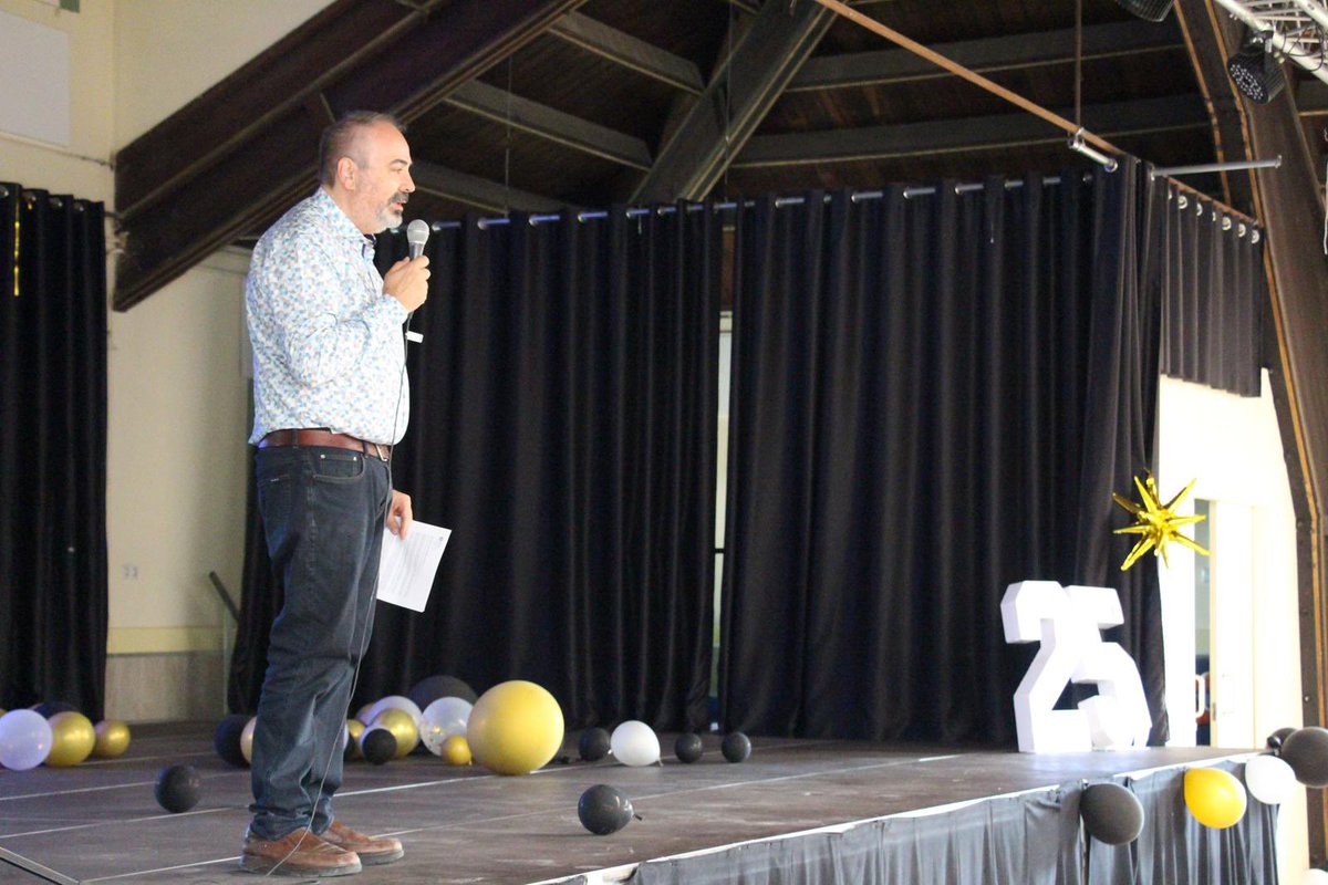 El 22 de maig, els alumnes de 2n de Batxillerat es van graduar en un acte emotiu. Després de dos anys plens d’aprenentatges i vivències, comencen una nova etapa. L’Institut els felicita i els desitja el millor.🎓🎉