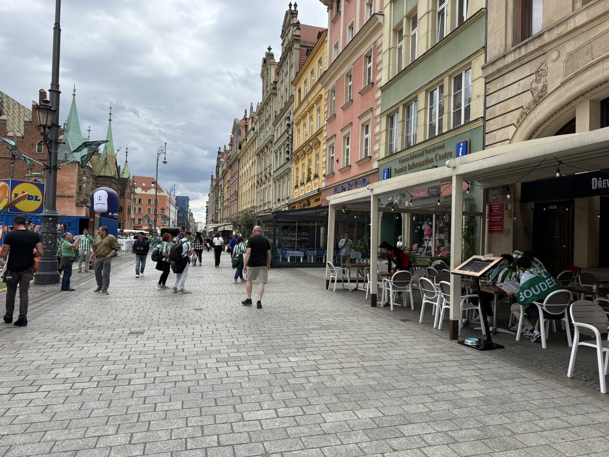 - Na szczęście nie mamy żadnych zniszczeń po wczorajszej zadymie. To trwało chwilę i było po wszystkim - mówi mi obsługa jednego z lokali na rogu Placu Solnego i Rynku. - Oby tak zostało i dziś - dodaje. W ogródku siedzą akurat fani Betisu. - Wrocław jest ładny - przyznają.