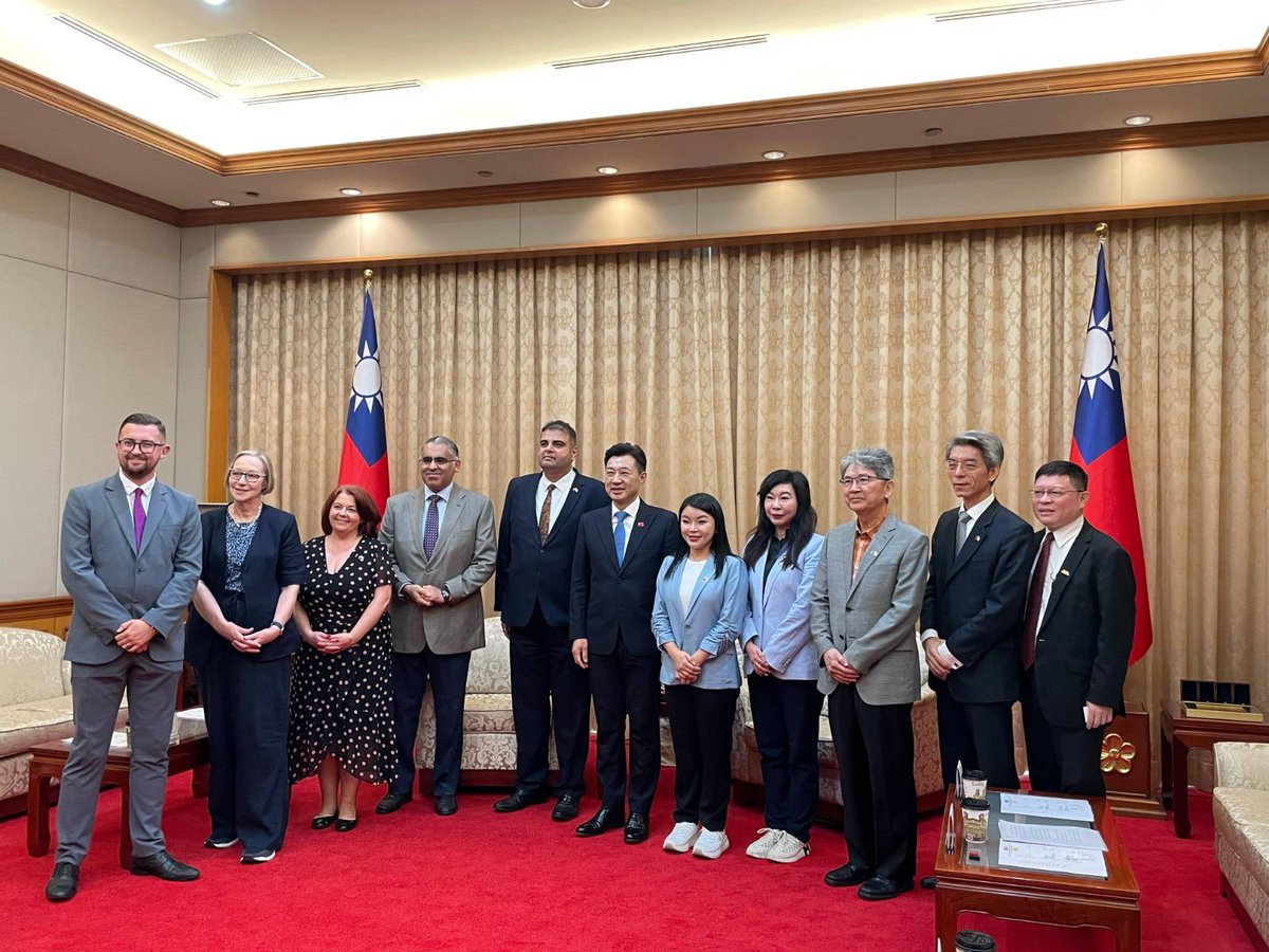 Lab_Friends_TWN's tweet photo. 3/ A real highlight: sitting down with a group of cross-party Taiwanese legislators from the Legislative Yuan. Vital conversations on democratic resilience, regional security &amp; where UK–Taiwan cooperation can go next. 🇹🇼🤝🇬🇧 https://t.co/AoD0QZW4KO