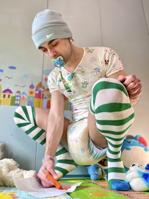 Watch Leo 🐱's leaked NSFW photo on TwXstars